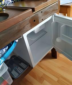 a kitchen counter with white drawers and a sink at Quintal do Contêiner em Manguinhos in Manguinhos
