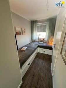 Habitación pequeña con cama grande. en Haus Poseidon Ferienwohnung 4 1, en Wangerooge
