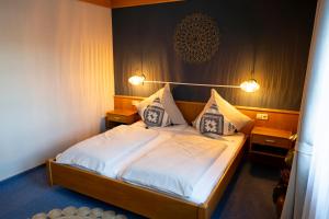 Postel nebo postele na pokoji v ubytování Hotel Gülser Weinstube