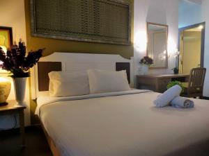 Un dormitorio con una gran cama blanca con dos almohadas. en Seaview appointment 3 bedroom, en Tanjung Bungah