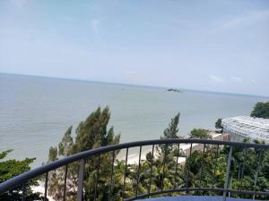 una vista del océano desde un balcón en Seaview appointment 3 bedroom, en Tanjung Bungah 5 fotos más