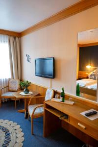 TV a/nebo společenská místnost v ubytování Hotel Gülser Weinstube