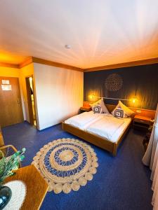 Postel nebo postele na pokoji v ubytování Hotel Gülser Weinstube