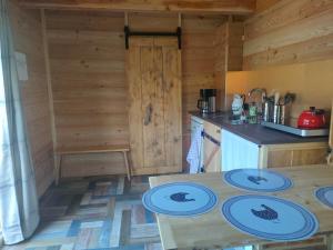 Kuchyň nebo kuchyňský kout v ubytování Camping Canopée + 15 fotografií