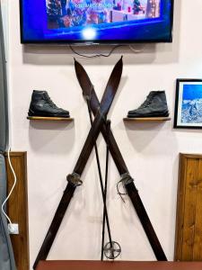 Un par de tijeras colgadas en una pared en The Lodge Hotel, en Borovets