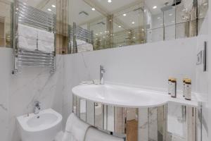 Un baño blanco con lavabo e inodoro. en Cà dell'Arte Boutique, en Venecia