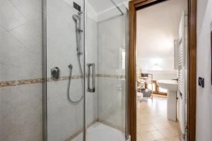 Ένα μπάνιο στο Emilia Studios 7