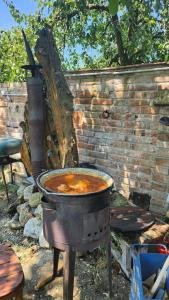 ŠtefanováにあるSvatoplukovo královstvíの煉瓦壁の前の大鍋