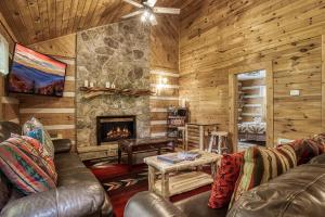 un salon avec un canapé et une cheminée dans l'établissement 4 Paws Lodge, à Sevierville