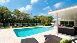 Hồ bơi trong/gần The Key Royale Gem