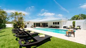 Hồ bơi trong/gần The Key Royale Gem