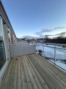 una terraza con vistas a la nieve en Beautiful view with a walking distance to everything, en Tromsø