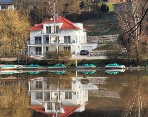Výhled na řeku, která protéká v blízkosti apartmánu