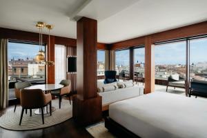 Łóżko lub łóżka w pokoju w obiekcie Thompson Madrid, by Hyatt