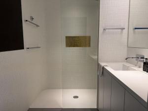Ένα μπάνιο στο Modern City Apartment with Stunning Vienna Skyline Views