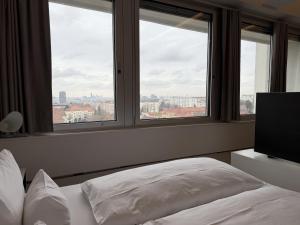 Ένα ή περισσότερα κρεβάτια σε δωμάτιο στο Modern City Apartment with Stunning Vienna Skyline Views