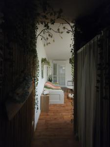 einen Flur mit einem Bett in einem Zimmer in der Unterkunft L'îlot du Val d'Europe à 2 minutes du RER et à 5 minutes de Disneyland in Montévrain