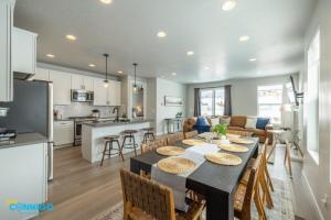 Un comedor y una cocina con mesa y sillas. en Brand New Heber Hideaway, en Daniel
