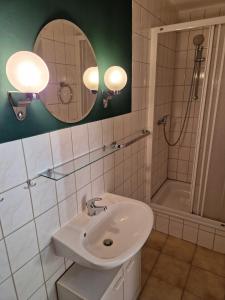 Et badeværelse på Ruhige Ferienwohnung mit Privatparkplatz