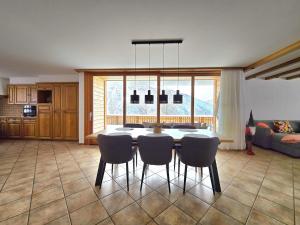 a dining room with a table and chairs at Appartement Tsandelanne avec terrasse panoramique, Val d'Hérens in Saint-Martin