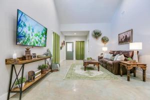 Televisyen dan/atau pusat hiburan di Sage Haven with 2 BR and 2 BA NEW