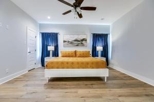 Un dormitorio con una cama y un ventilador de techo. en Brand New 3 BR 2 and a half BA, en San Angelo