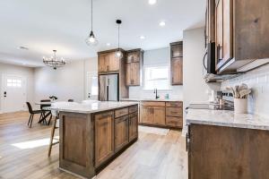 Una cocina grande con gabinetes de madera y una mesa. en Brand New 3 BR 2 and a half BA, en San Angelo