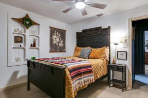 Postel nebo postele na pokoji v ubytování Charming Corner Walkable to AFB