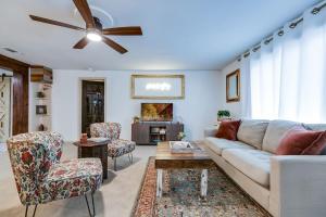 Posezení v ubytování Charming Corner Walkable to AFB