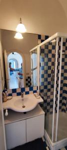 un baño con lavabo y espejo en Cri Cri, en Marina Grande 5 fotos más
