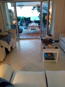 una sala de estar con un sofá y una mesa en Cri Cri, en Marina Grande