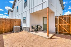 un granero blanco con una valla de madera al lado en Brand New Luxe Haven 2 BR 2 and a half BA, en San Angelo
