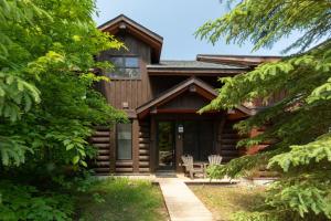 O grădină în afara Wood Log Cabin Retreat - Spa - Gym - Family Club