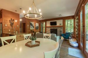 O zonă de relaxare la Wood Log Cabin Retreat - Spa - Gym - Family Club