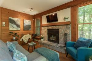 Un televizor și/sau centru de divertisment la Wood Log Cabin Retreat - Spa - Gym - Family Club
