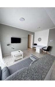 a living room with a couch and a table at Departamento zafiro con cochera a 100mts del Shopping y el Puerto in Santa Fe