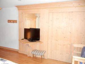 sala de estar con TV en una pared de madera en Albergo Da Gildo, en Follina