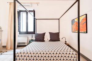 sypialnia z łóżkiem z czarną ramą w obiekcie Loft Ru - Lecce Selection w mieście Lecce