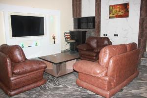 TV a/nebo společenská místnost v ubytování Adbates Suites and Recreation + 11 fotografií