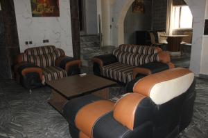 Posezení v ubytování Adbates Suites and Recreation