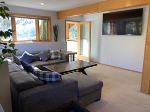 ベールにあるSunny Vail Mountainside Getaway Amazing Locationのソファとコーヒーテーブルのあるリビングルーム