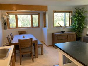 ベールにあるSunny Vail Mountainside Getaway Amazing Locationのテーブルとダイニングルームのあるキッチン +30枚の写真
