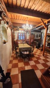 ŠtefanováにあるSvatoplukovo královstvíのテーブルと椅子のあるダイニングルーム