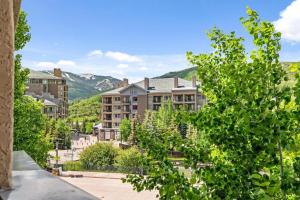 エイボンにあるPerfectly Located 2 Minute Walk Lift Downtown Avonの山を背景にした町の景色