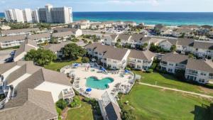 Una vista aérea de un complejo turístico con piscina. en Sandpiper Cove 1 Bedroom Free Beach Service Destin FL, en Destin