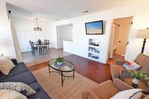 una sala de estar con un sofá y una mesa en Sandpiper Cove 1 Bedroom Free Beach Service Destin FL, en Destin