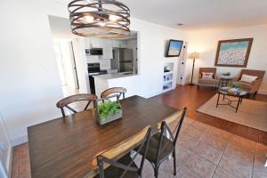 Un comedor y una sala de estar con mesa y sillas. en Sandpiper Cove 1 Bedroom Free Beach Service Destin FL, en Destin