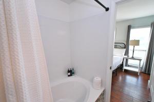 Un baño con bañera y cortina de ducha. en Sandpiper Cove 1 Bedroom Free Beach Service Destin FL, en Destin 36 fotos más