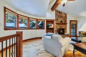 Χώρος καθιστικού στο 3 Bedroom 2 Bathroom Alpine Getaway right in Avon