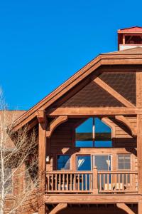 Cabaña de madera con porche y ventana grande en The Lodge at Brookside A Perfect Mountain Getaway, en Avon